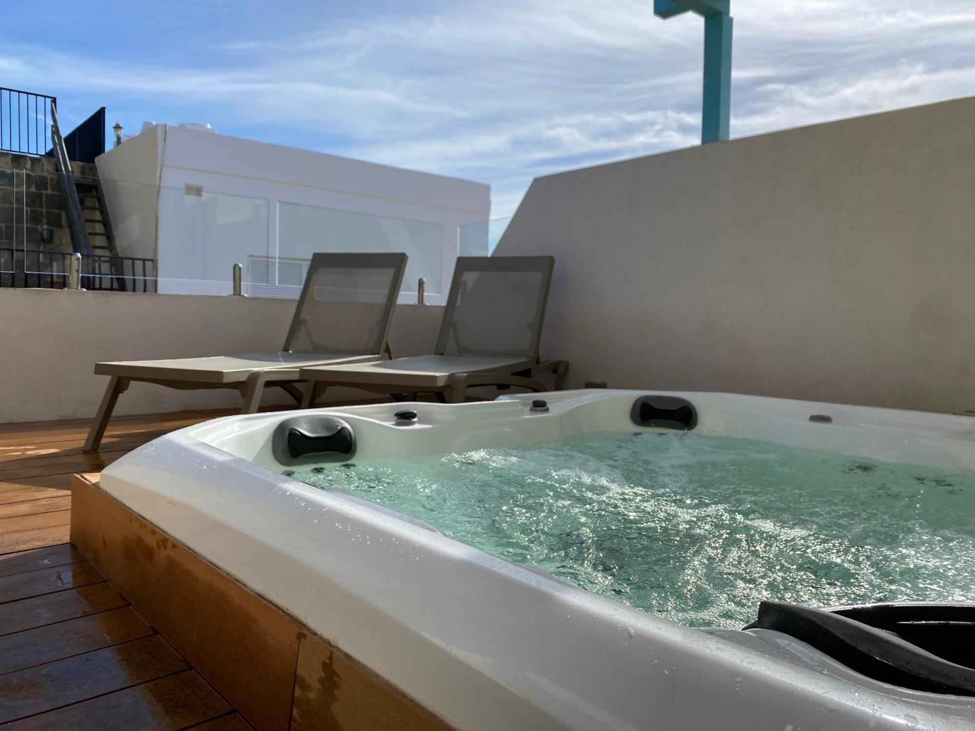Amazing 4-Bedroom Sliema Town House With Jacuzzi Екстериор снимка
